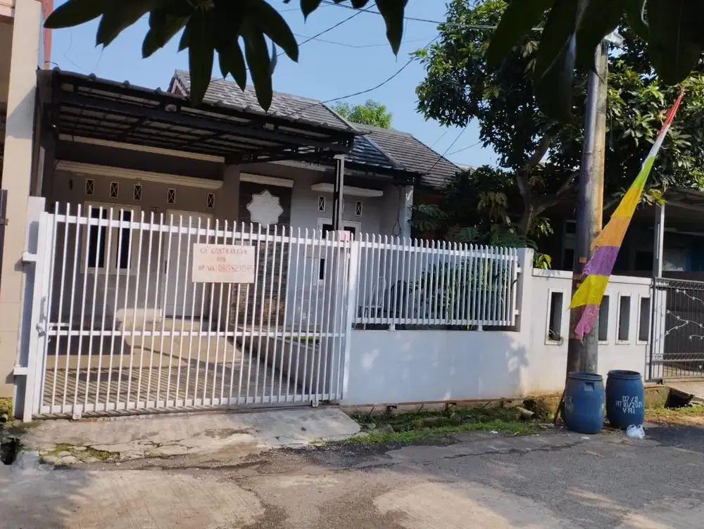 Rumah depan taman luas Villa Rizki Ilhami siap Huni