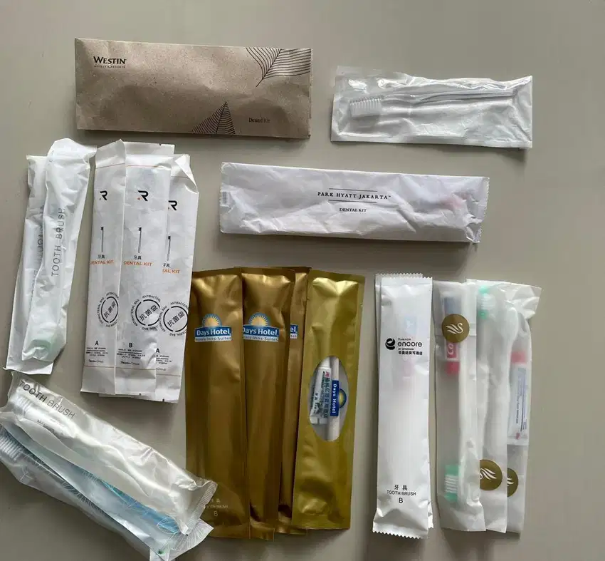 Sikat gigi odol hotel + sisir + pencukur kumis + shower cup dll