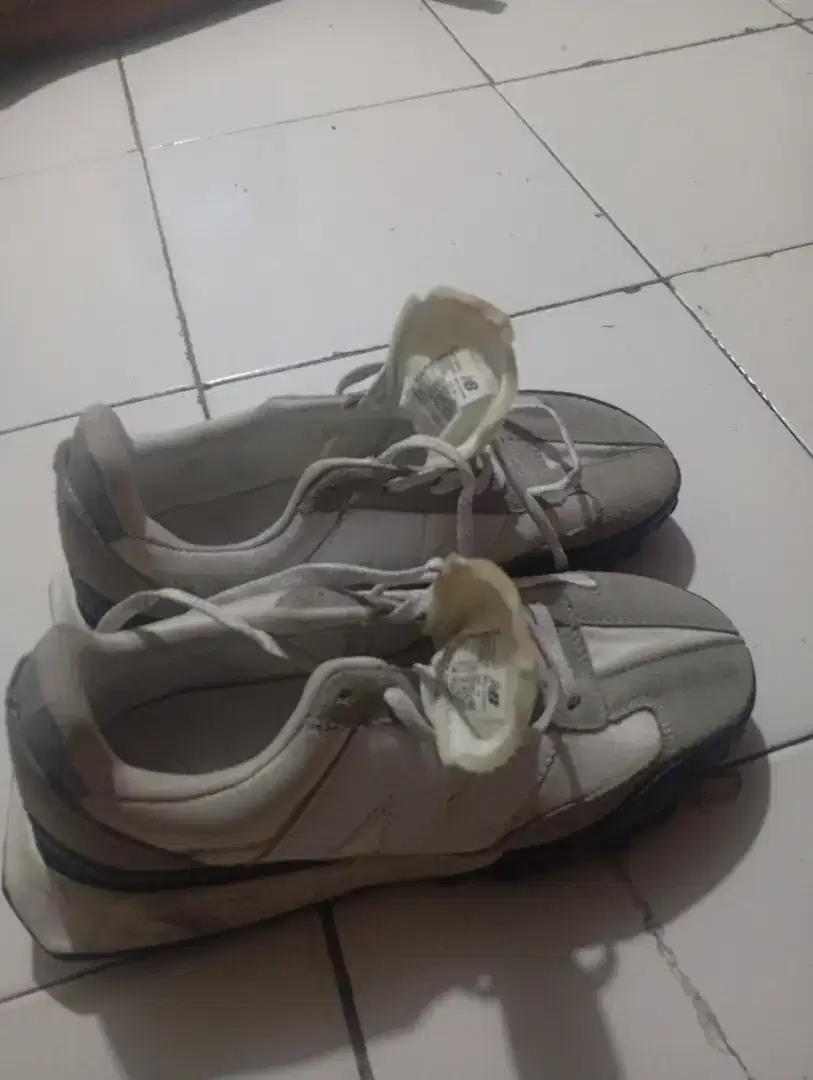 Sepatu santai merk NB