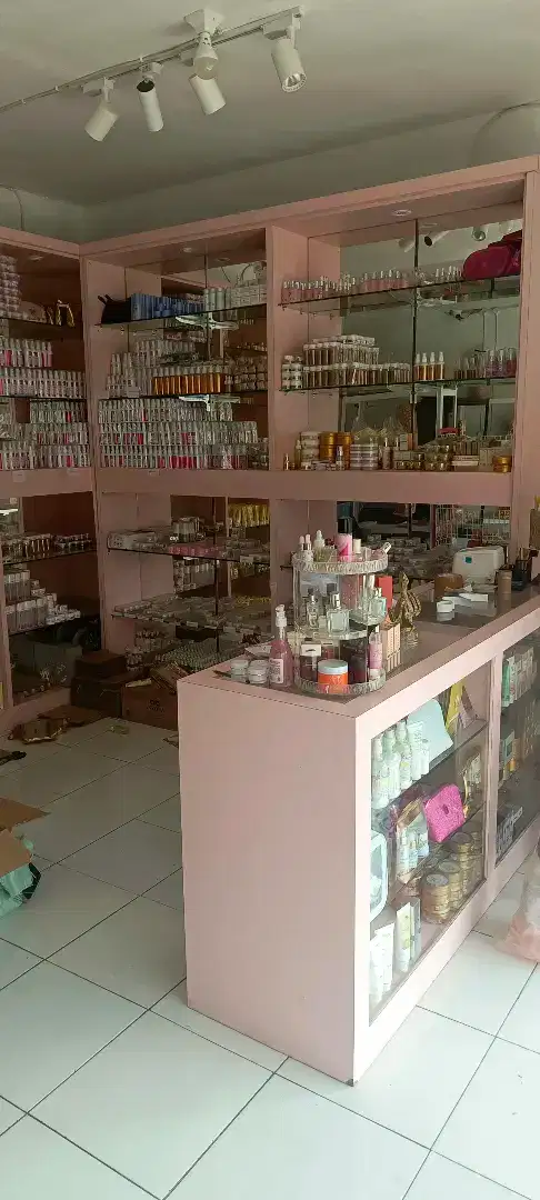 RAK KACA 2  DAN ETALASE 1