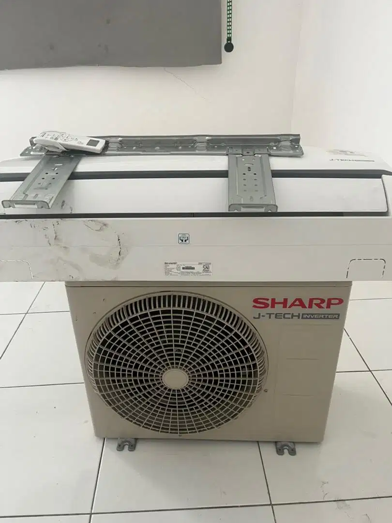 AC Sharp 1 1/2 PK masih baru