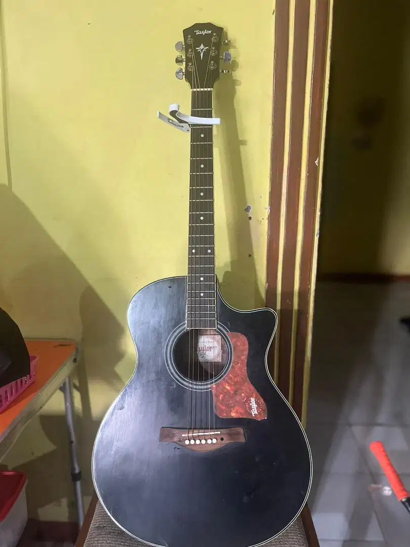 Gitar Butuh Uang