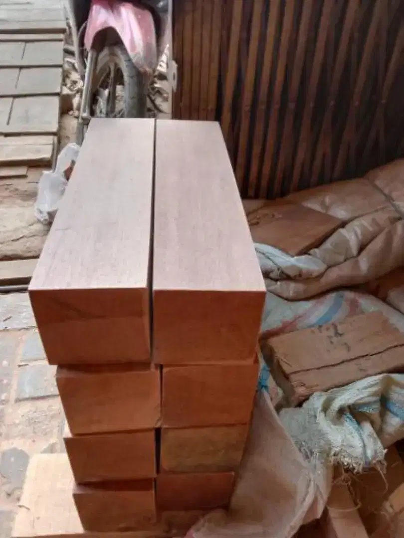 Balok Kayu Bengkirai ukuran T. 6cm x L. 12cm x P. 4m