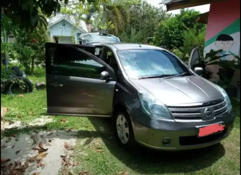 Dijual Mobil Nissan Grand Livina