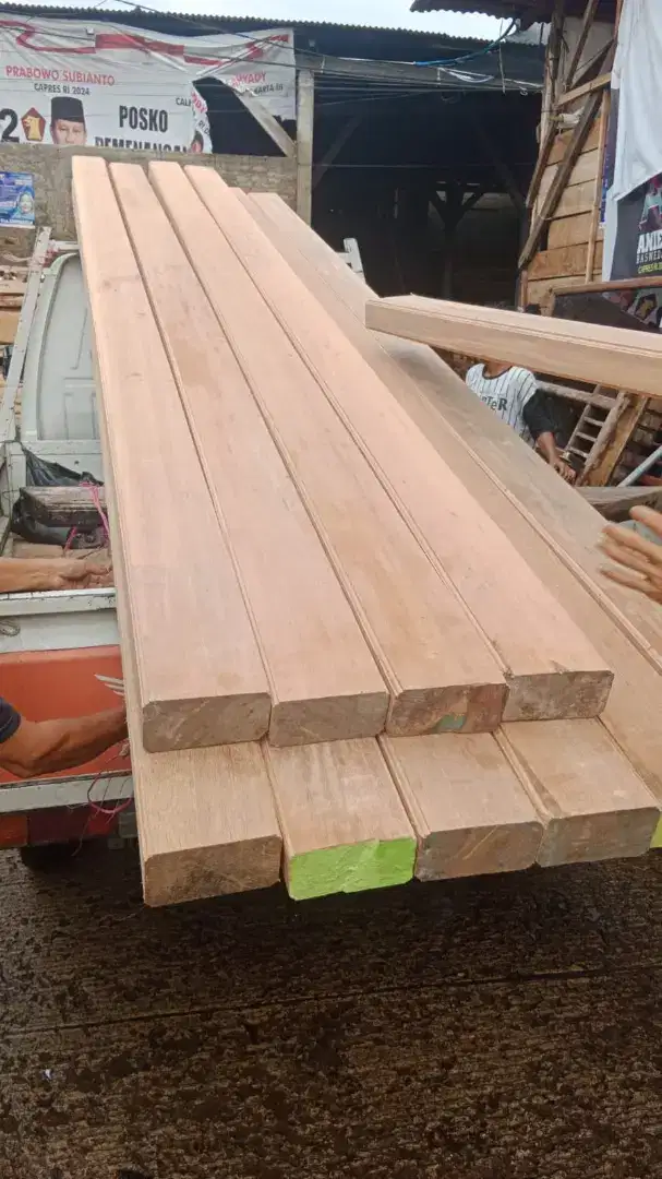 Balok Kayu Kamper Samarinda ukuran T. 6cm x L. 12cm x P. 4 meter