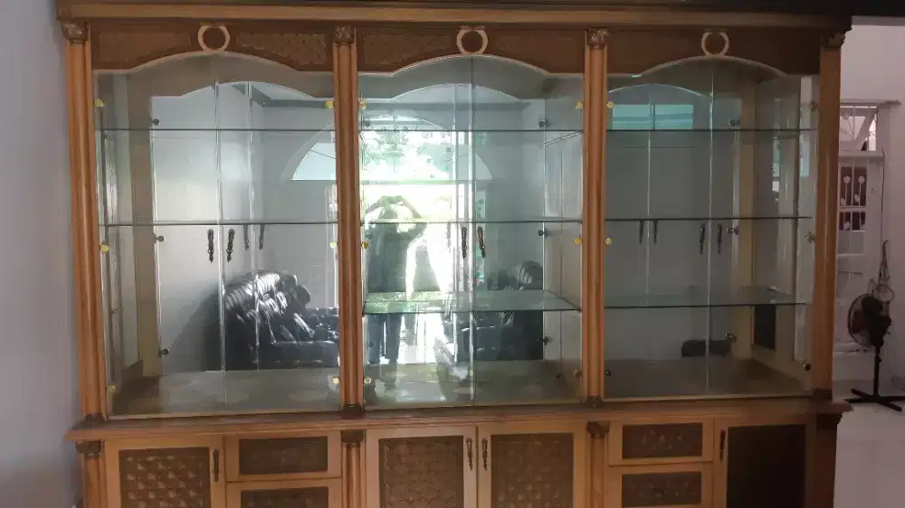 Lemari Besar Buffet Pajangan Koleksi Perhiasan Mewah