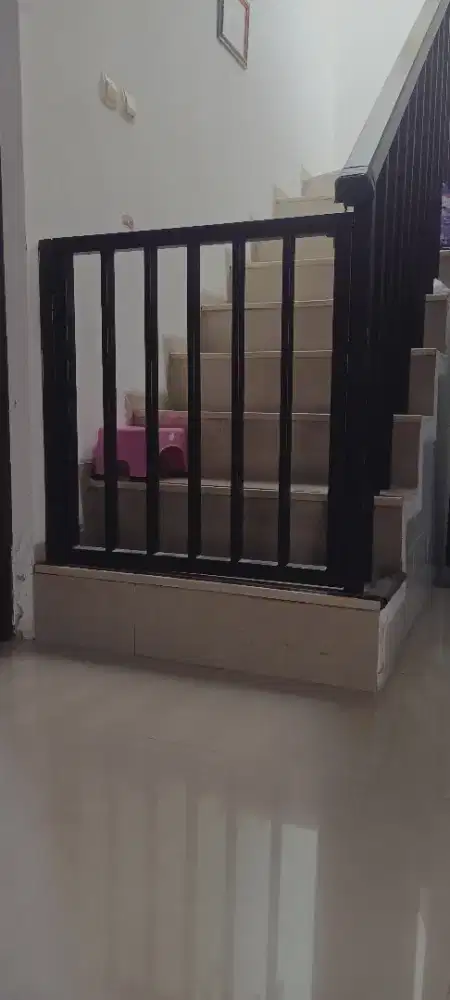 Pintu Besi Teralis Pengaman Tangga