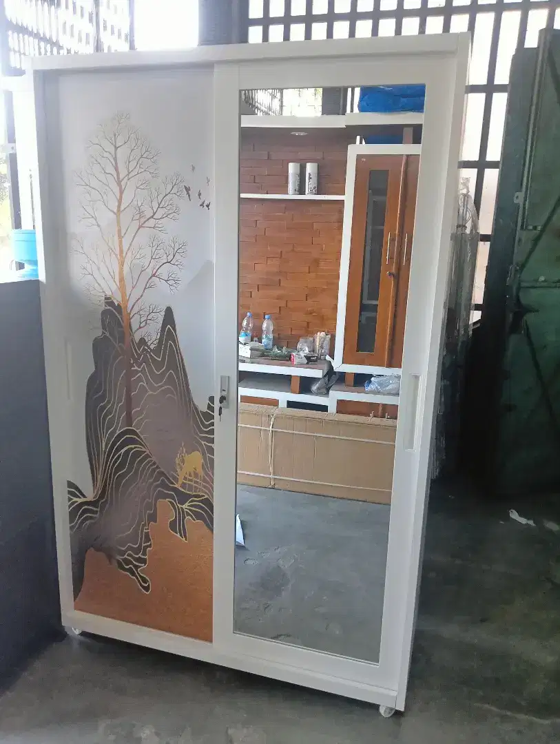 Lemari pakaian dari besi ada rodanya