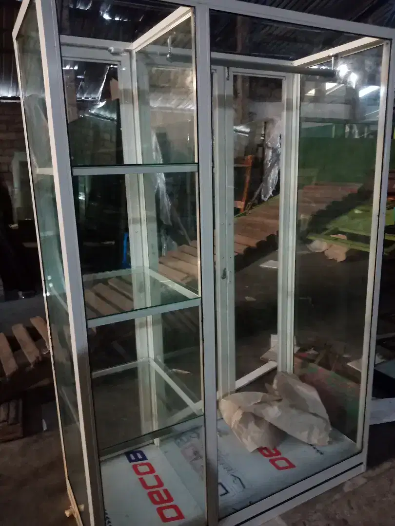 Lemari aluminium dan kaca