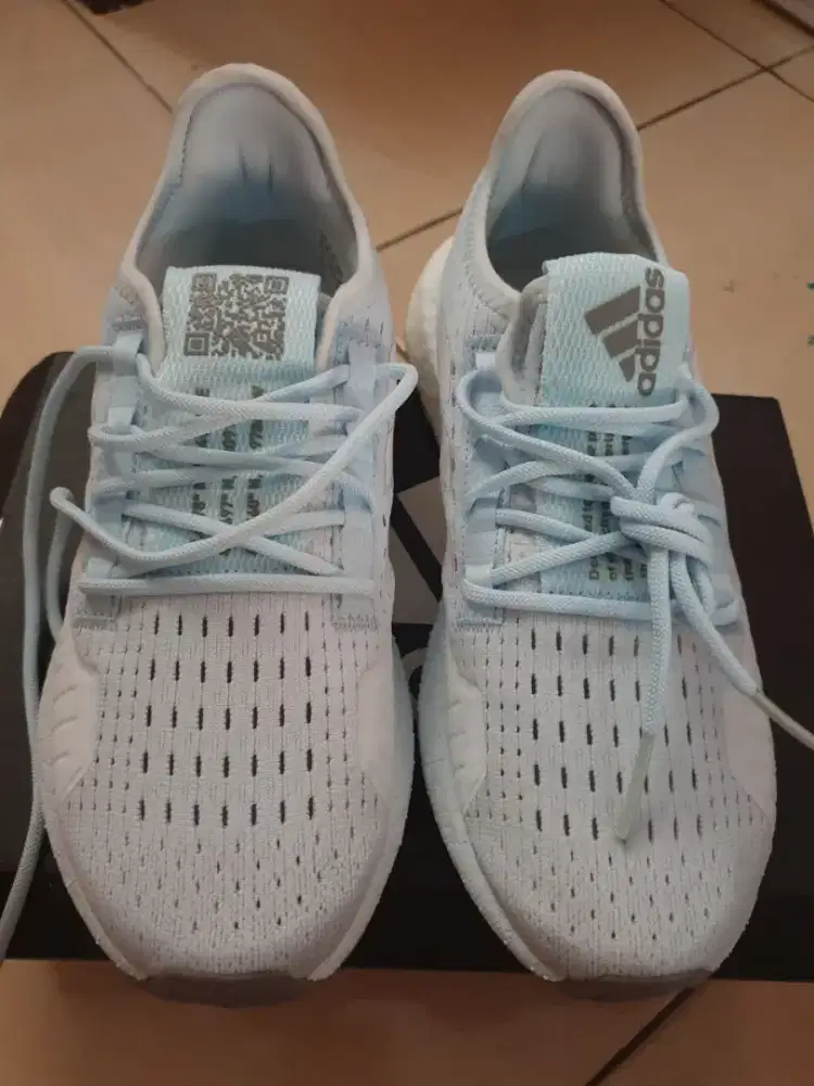 sepatu lari wanita adidas