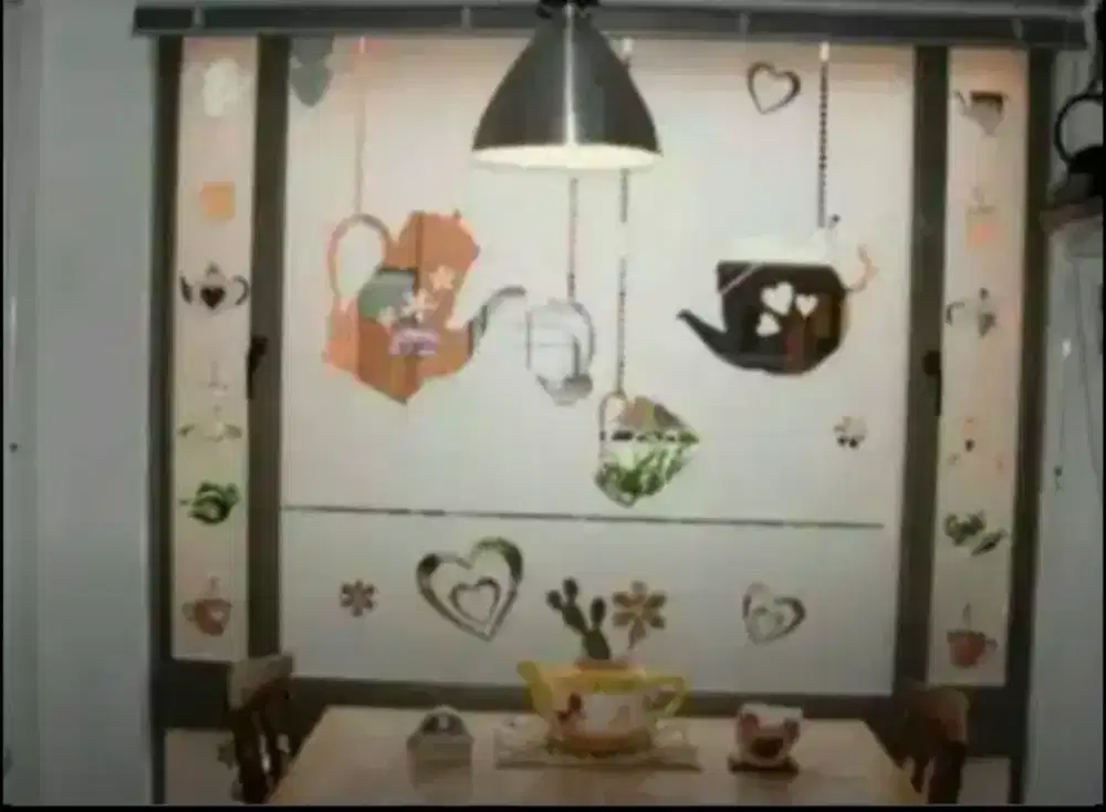 Kaca dapur cantik dengan stiker sanblas dan kaca film