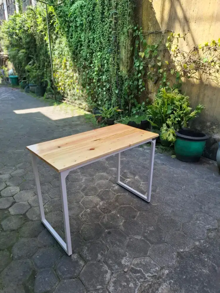 Meja makan industrial