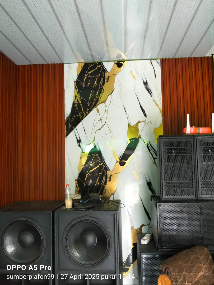 Dekorasi dinding wallpanel dan moulding