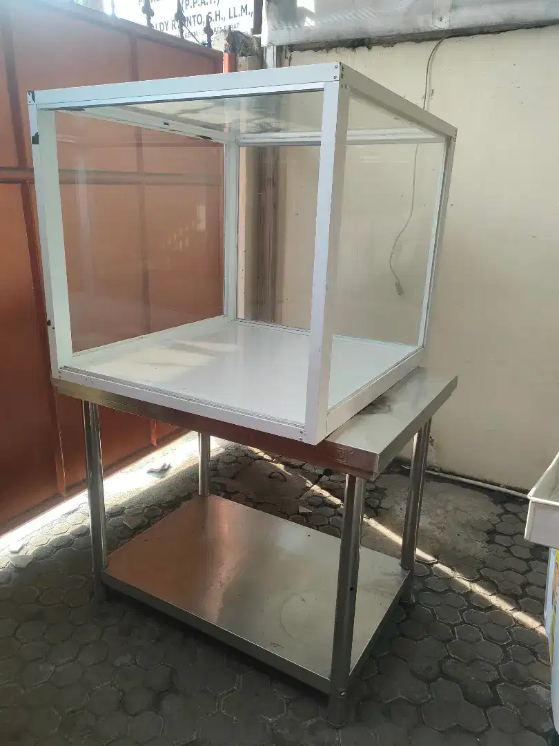 Estalase kaca meja Stainless