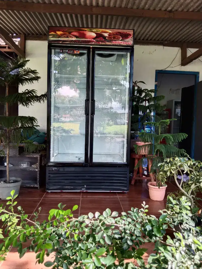 Showcase dua pintu