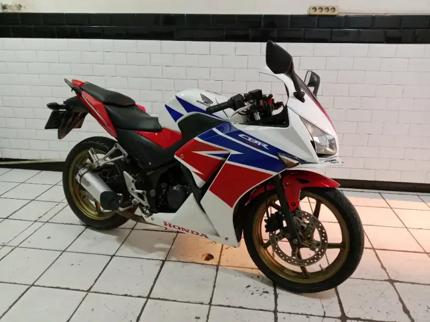 Cbr150r tahun 2014 lengkap orisinil mulus mesin halus
