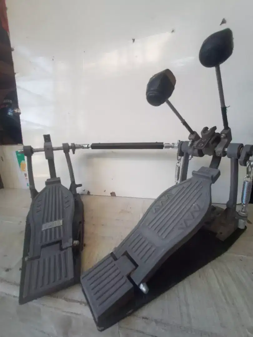 Double pedal drum set