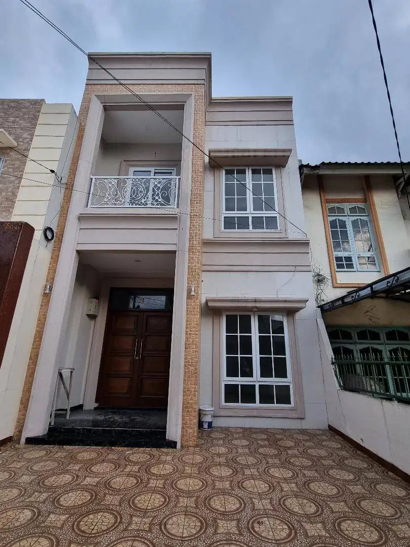 dijual villa mewah murah komplek griya riatur indah Amir hamzah aman