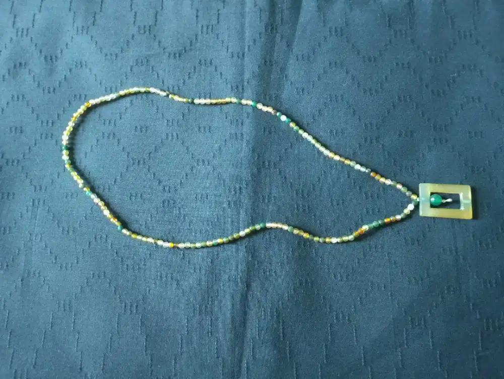 Kalung dan Liontin Batu Antik kecil