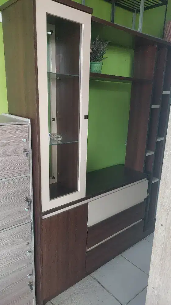 Lemari penyekat ruangan