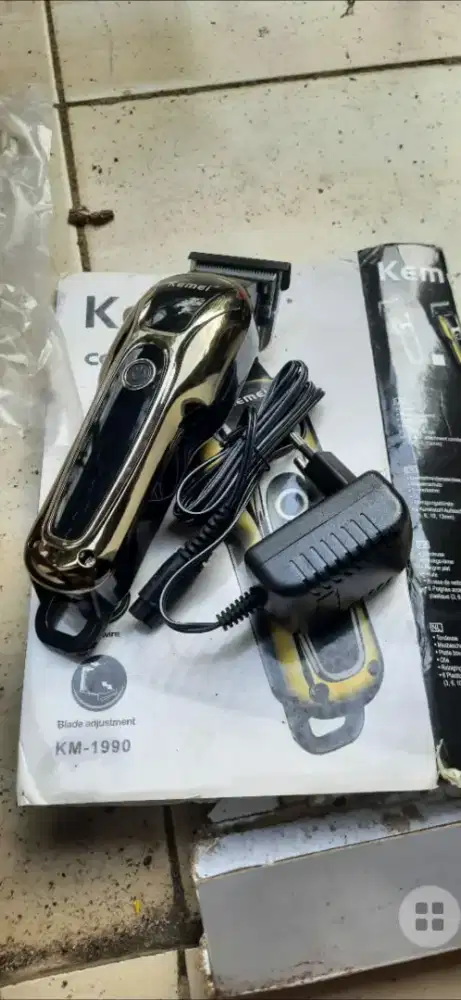 Mesin cukur rambut di cas