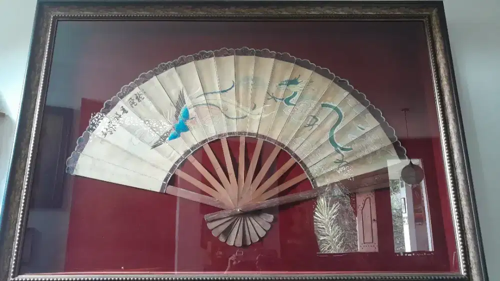 Kipas China dalam pigura kaca