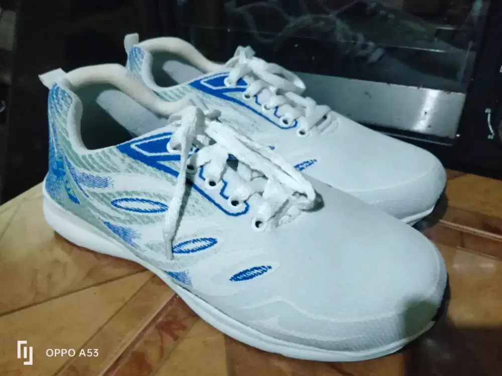 Sepatu sport baru