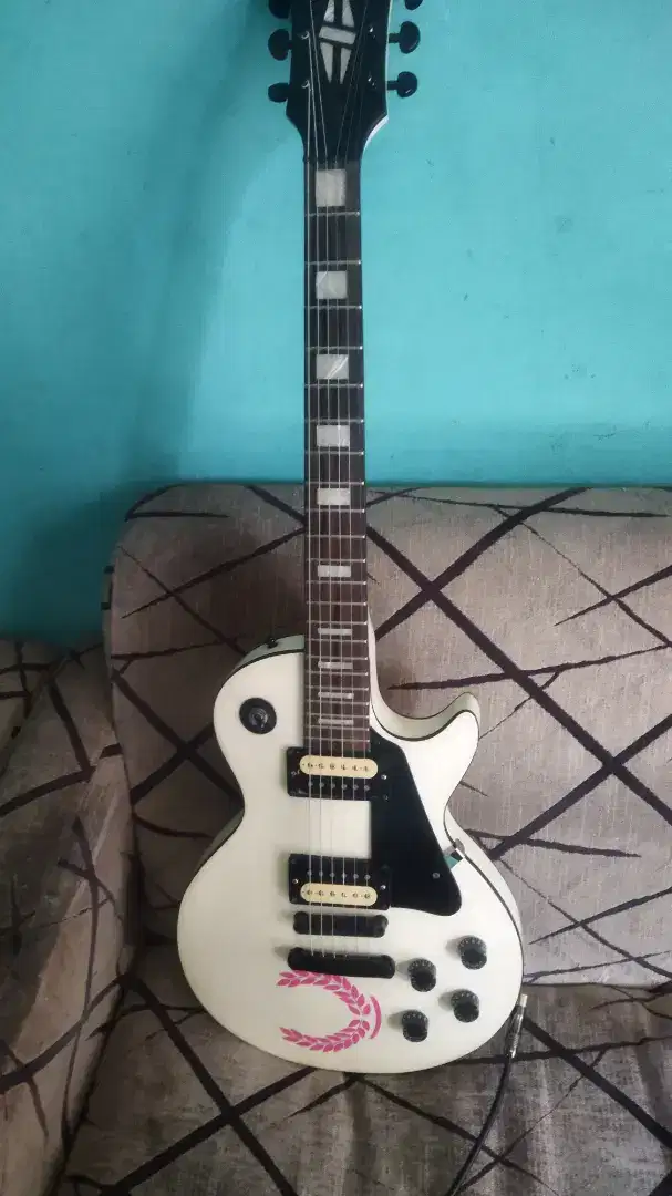 Gitar gibson costum + efek 2 dan softcase tebel