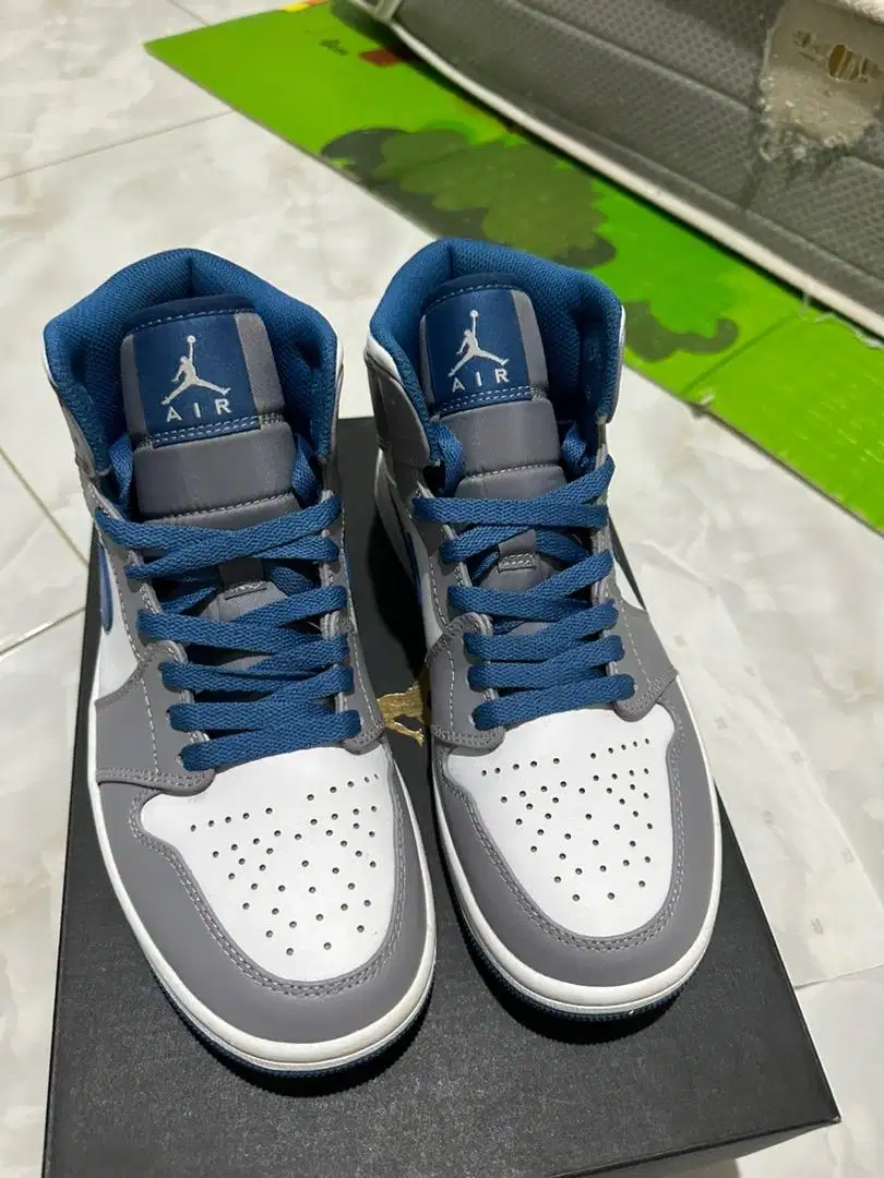 Nike air jordan 1 mid true blue grey white