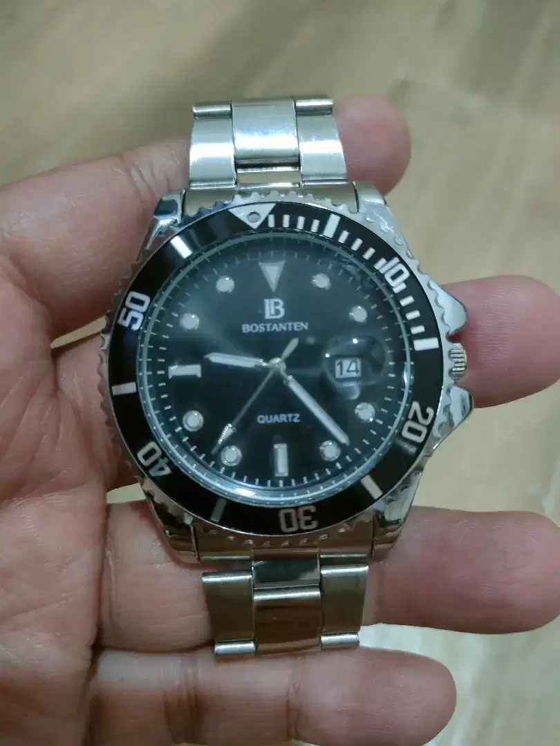 Jam tangan pria merk Bostanten
Warna HITAM