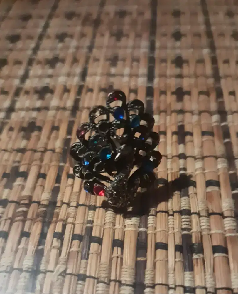 Cicin perhiasan bentuk merak atau diamond