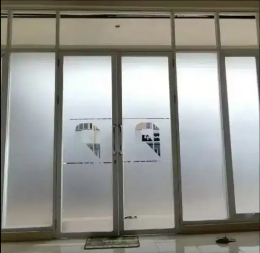 Lindungi ruangan kantor dengan stiker sanblas kaca film