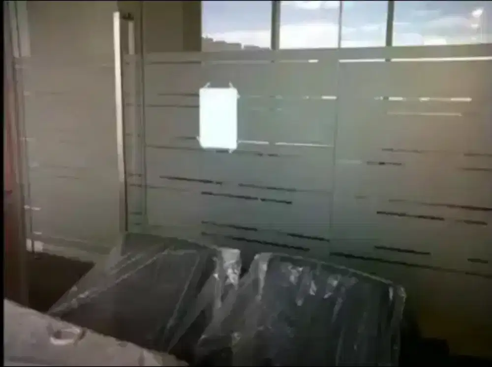 Ruang rapat kantor tepat dengan pasang stiker sanblas kaca film