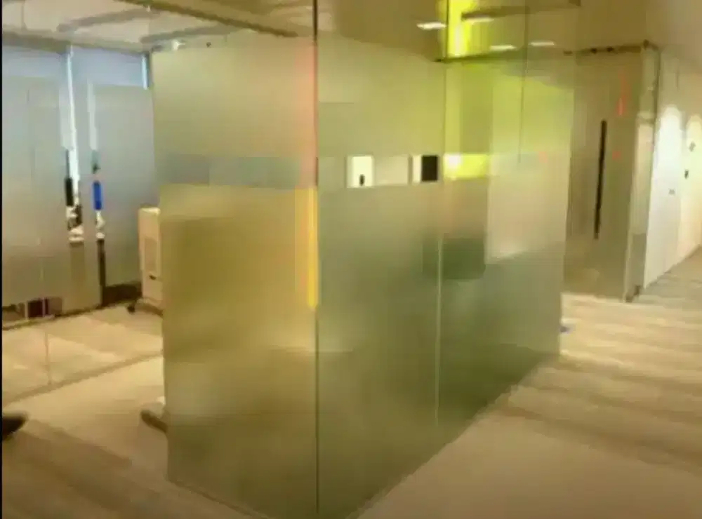 Kontruksi kantor pasang stiker sanblas kaca film