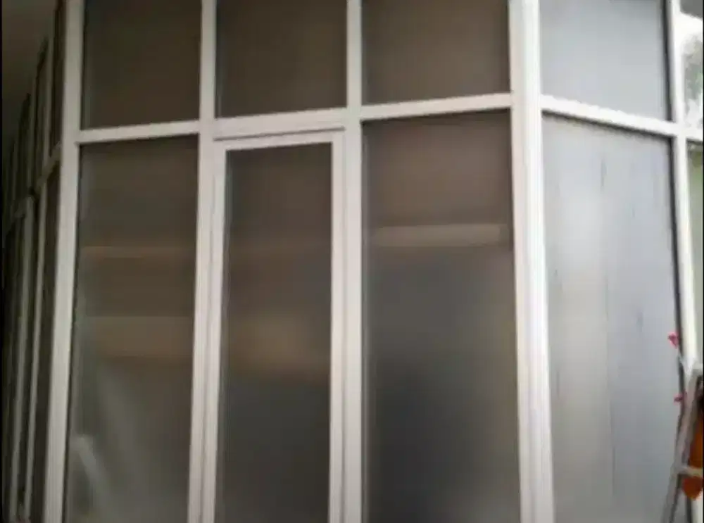 Stiker sanblas kaca film silver hitam menutupi gedung kaca kantor