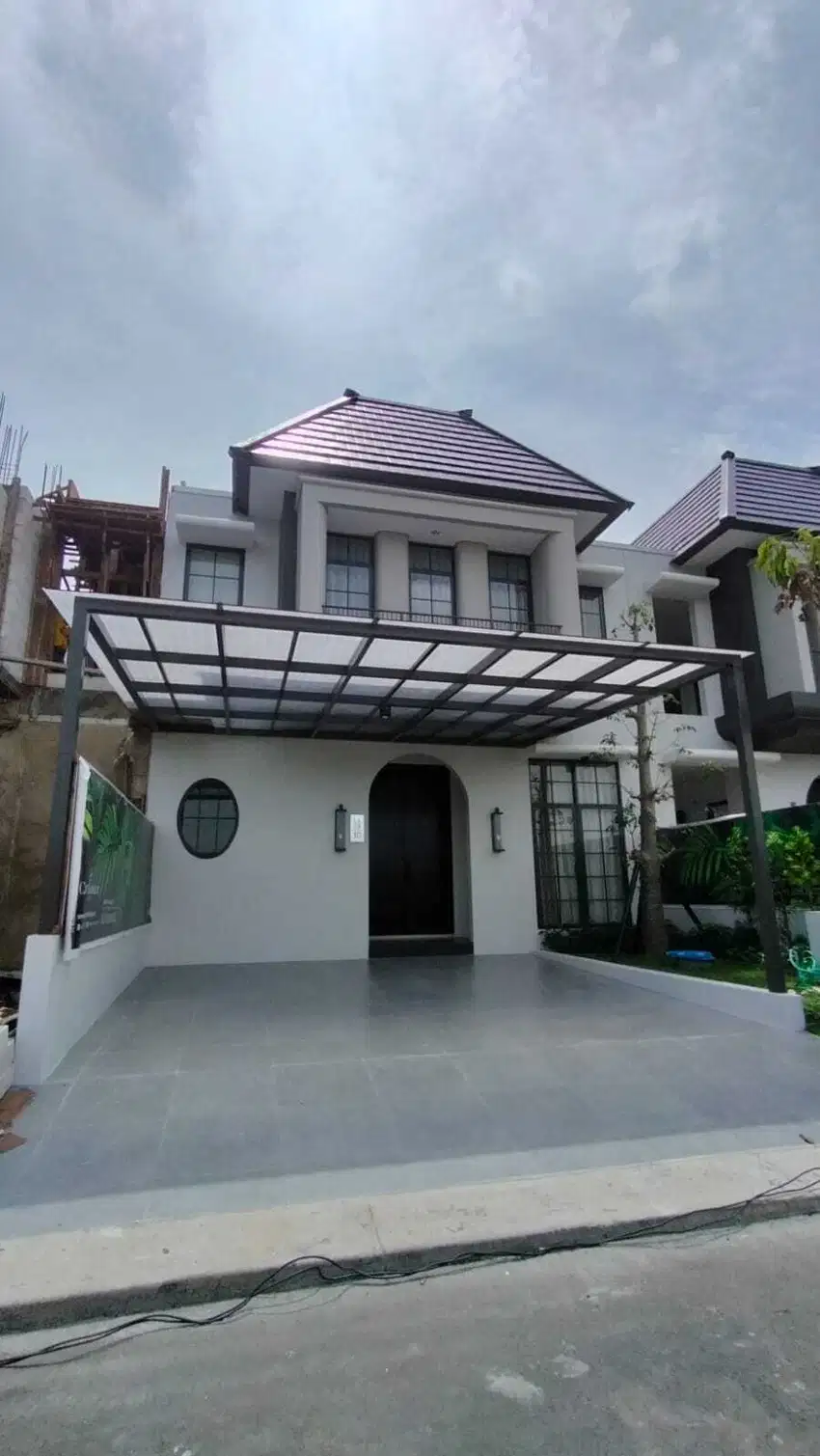 Rumah Pojok Luas dekat danau dan playground di Sidoarjo kota