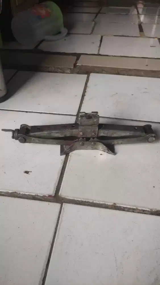 DONGKRAK MOBIL JEMBATAN 700 KG ORI TOYOTA