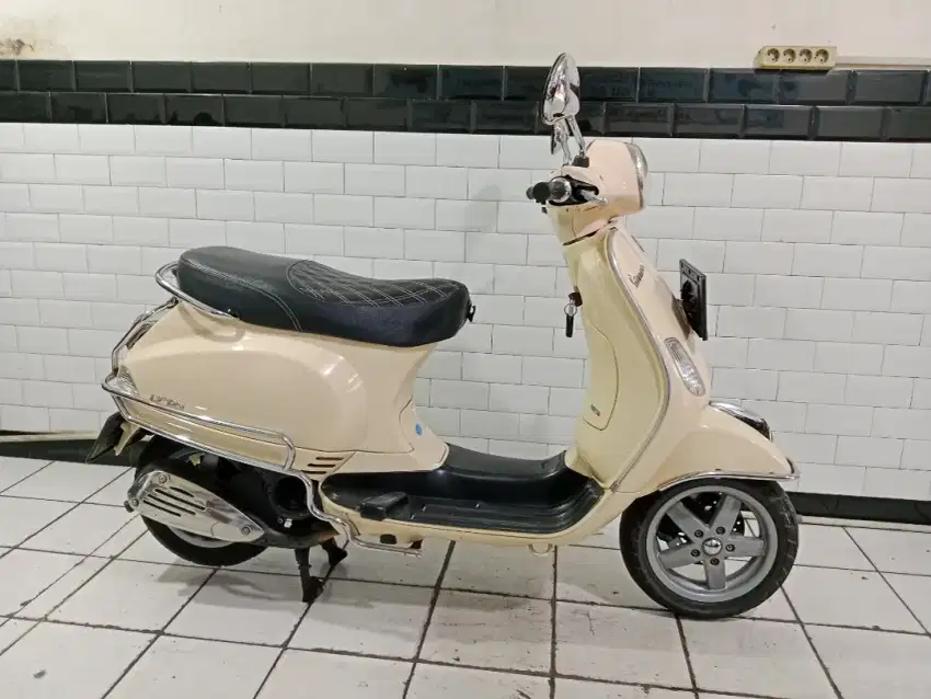 Vespa LX 125 tahun 2012 lengkap orisinil mulus mesin halus