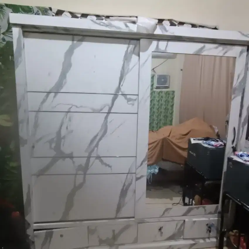 DIJUAL LEMARI BEKAS SEPERTI BARU