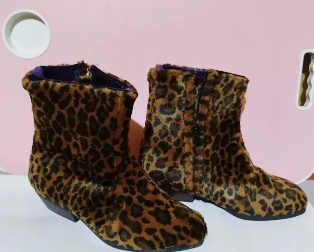 Sepatu kain, motif macan/ Nego