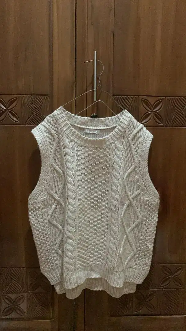 vest rajut halus, warna netral, detail mewah