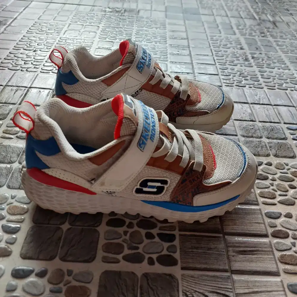 2pasang Uk.36 ,37Sepatu skechr kondisi bagus