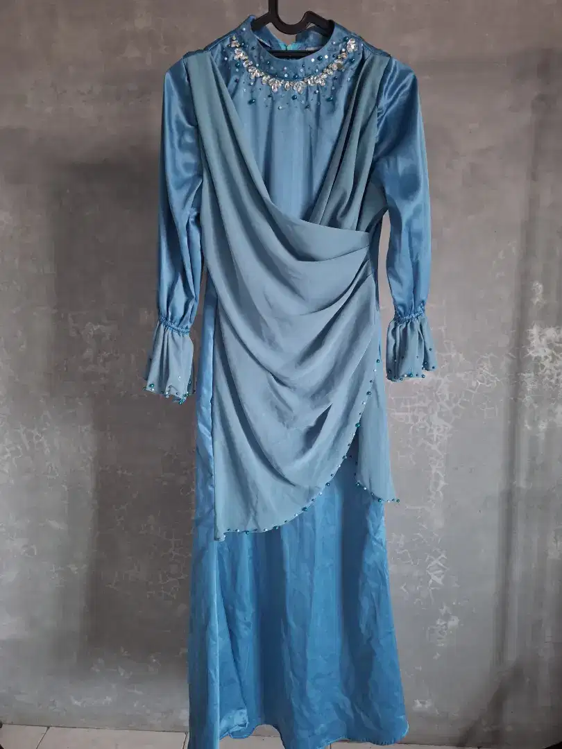 Baju warna biru wardah sekali pakai