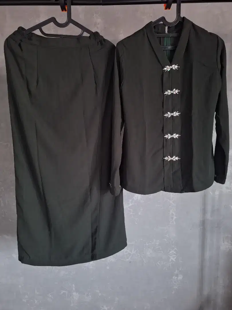 Baju dan rok warna hijau botol