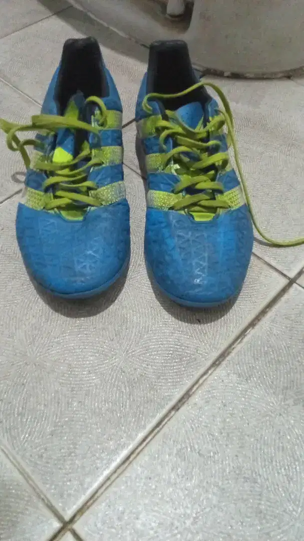 Sepatu futsal Adidas