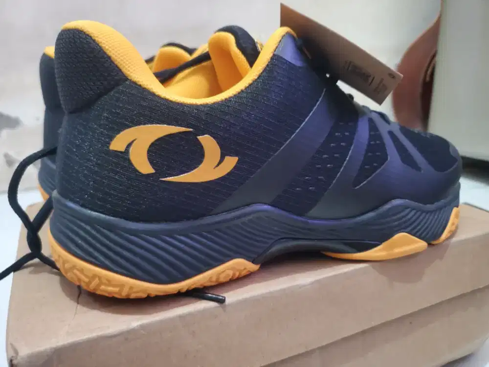 Sepatu badminton astec