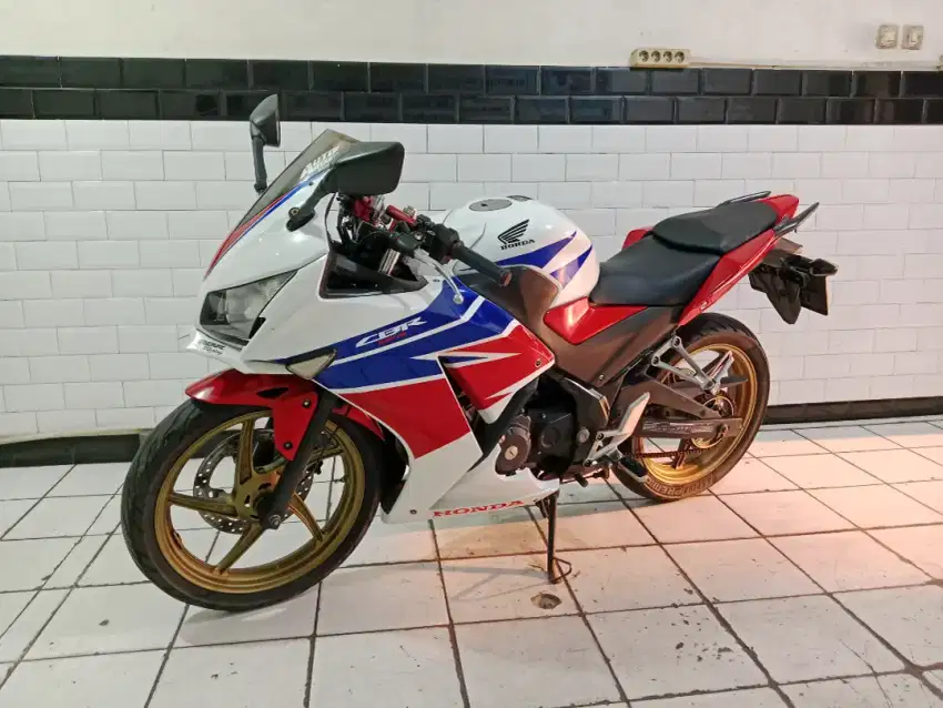 Cbr150r tahun 2014 lengkap orisinil mulus mesin halus
