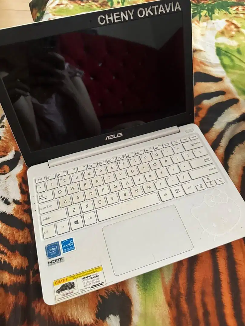 notebook azus warna putih