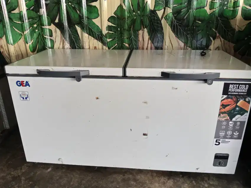 Dijual cepat freezer,,ukuran sedang,barang masih bagus.