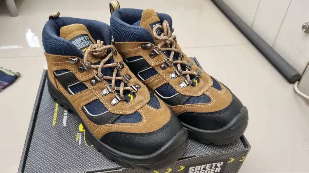 Sepatu Safety Jogger 41